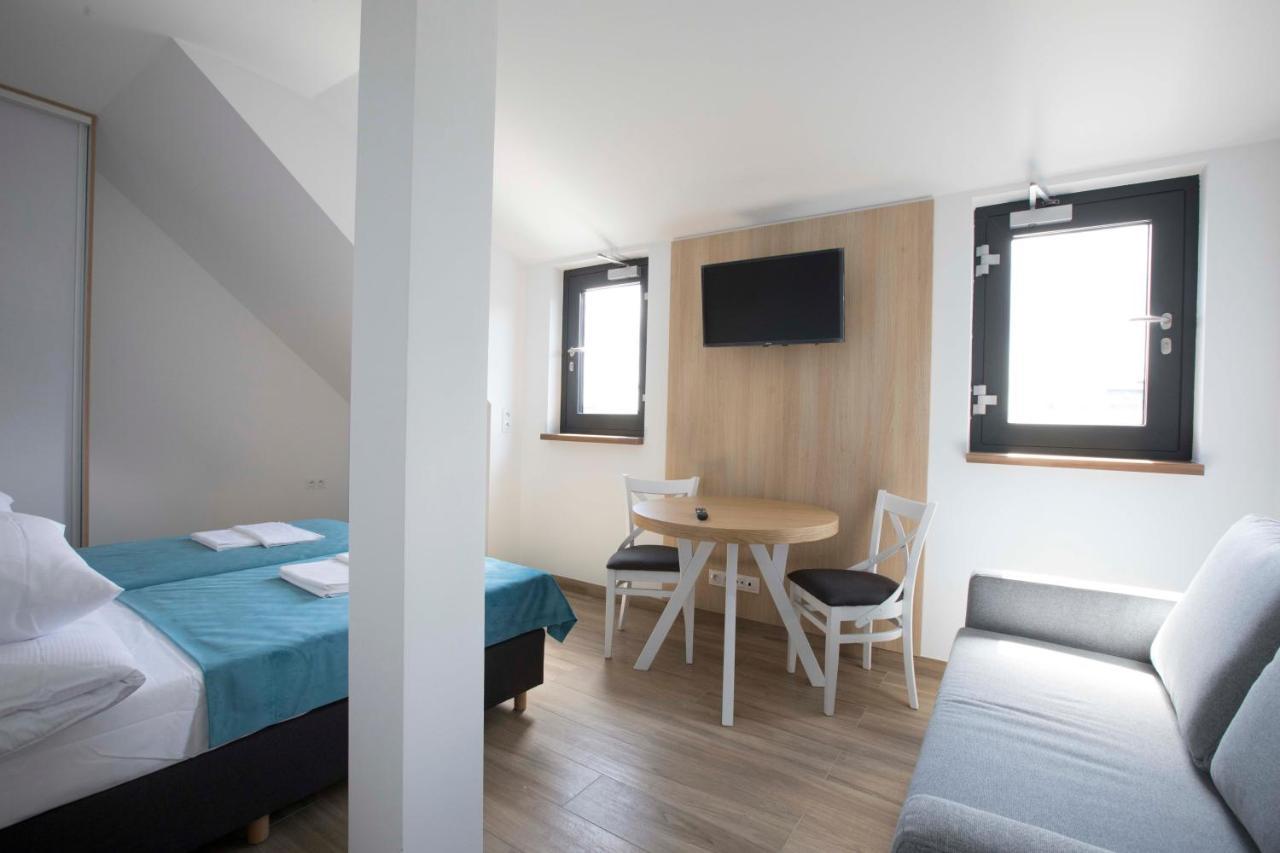 Willa Przy Porcie - Apartamenty Z Aneksami Kuchennymi Ustka Exterior photo